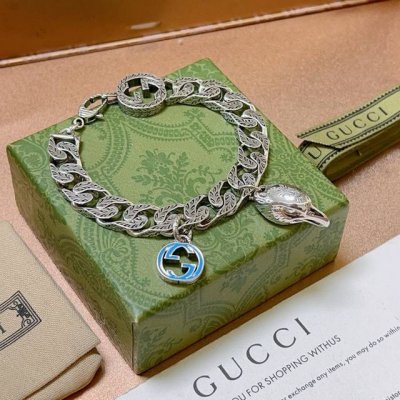 最新出炉 Gucci古驰手链最新款的经典款 精致无论款式 质感 都是绝对的顶尖Feel 只要看一眼就懂了 原版Logo 超 Nice 搭配衣服最佳的选择，男女同