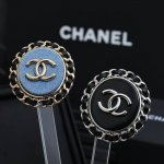 chanel 25P皮穿椭圆胸针 香奈儿经典的皮穿链设计，融合了牛仔皮材质与金属链条，展现出复古与时尚的结合。 搭配金属链条和双C标志，材质耐用且质感十足。 适