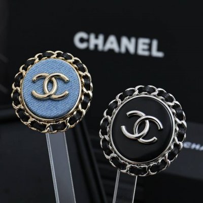 chanel 25P皮穿椭圆胸针 香奈儿经典的皮穿链设计，融合了牛仔皮材质与金属链条，展现出复古与时尚的结合。 搭配金属链条和双C标志，材质耐用且质感十足。 适