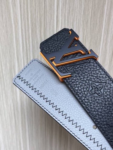 特 Lv Shadow 双面腰带拥有两式风尚：一面以 Monogram 图案点明 Lv Shadow 皮具故事，一面以素雅色调呈现沉稳风范。金属 Lv 搭精品经