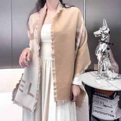 2024年香奈儿爆款到货！真的美到犯规超百搭洋气时髦的美拉德渐变。围巾设计的精彩之处就是不通过染色通过十几种纱线渐变出来的效果，就显得非常有层次感。羊绒材质，舒