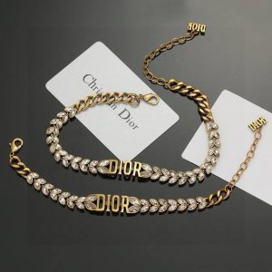 迪奥一线大牌都爱的Jadior·迪奥 新品手链硬朗的金属线条满是中性调调街头朋克味道、复古金属质感逆袭版Dior字母潮范儿抢风头 完全胜任现代年轻人街拍、度假时