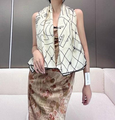 香奈儿上新 提花丝绒款 chanel 温柔而娴静 箱包Logo优雅气质 柔软顺滑的感觉真的舒服到心都化了 Chanel经典香水元素新款真丝羊绒 方巾 懂货的拿在