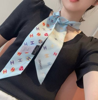 小香最新双面Twillyc家今年主打的彩色爱心印花 超有大牌气场 斜纹真丝光泽感超级强 从图中就可以看出来品质非凡送礼自用都超合适的一款既可绕于颈间 亦可缠于腕