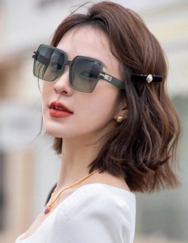 dior 2025开春新款 潮流爆款 时尚方框偏光太阳镜 高品质 佩戴舒适 网红潮款墨镜 女士高清加厚偏光太阳镜 高品质Tr镜框 型号：Cd4780
