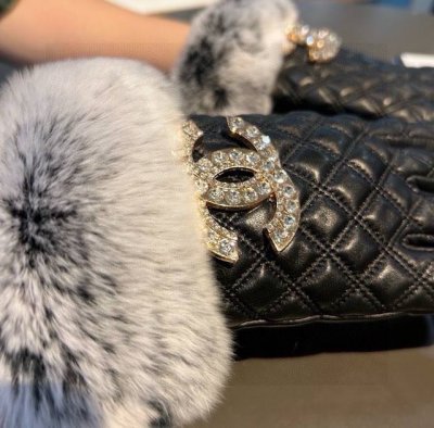 P160 Chanel 香奈儿秋冬双C懒兔毛羊皮手套手机触屏，值得对比同款不同品质，秒杀市场差产品，进口一级羊皮懒兔毛内里加绒 经典不过时款.喜欢可以入手了，这