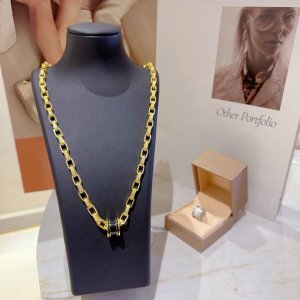 宝格丽项链V金材质 Bvlgari宝格丽 Divas‘ Dream 系列 品相完美，细节无敌，那种独特的色泽完全无可挑剔，再缀以经典指环外形设计，简约之余却又优