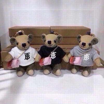 140元配图片原版包装 巴宝莉Burberry官网格纹羊绒Thomas泰迪Tb卫衣斜挎包款包饰与钥匙扣。 独家新款上市！全国独家实拍Thomas 泰迪熊吊饰，选