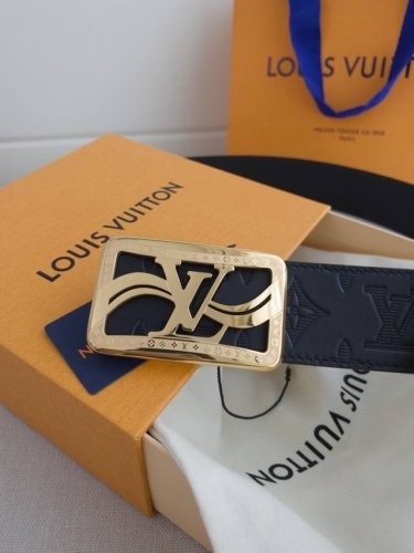 Lv 奢华款现代 Taurillon 皮革 饰以雅致大方的标志性 Lv 首字母 柔软结实的皮带 双色搭配可双面使用 可搭配从礼服到休闲装各种服饰 宽度4.0Cm