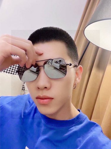 阿玛尼Armani ：高品质男士偏光太阳镜 材质：高清尼龙镜片、超轻超有弹性镜腿.戴上超轻，不压鼻，入手超赞 编号：8133