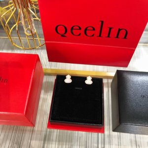 p价 qeeli*麒麟满钻白贝母葫芦耳钉 这款耳环我们采用独家材质 钻石全部选用进口施华洛世奇钻 镶嵌方式采用和Zp一致的手工镶嵌 这样成本虽然高了许多 但是真