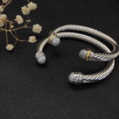 david Yurman 7Mm金色带钻半边钻手镯。分色、银色两款 建议适合佩戴的手围15-20Cm 编号Dysz-111 、编号Dysz-112