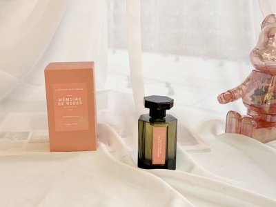 专柜品质 追忆“少女”见过的每一次日落 玫瑰会让你追忆到什么 闻到它的时候我这样问自己 脑海中曾经的那些温柔尽数袭来 是小的时候她为我梳起辫子 是夜晚她昏昏欲睡