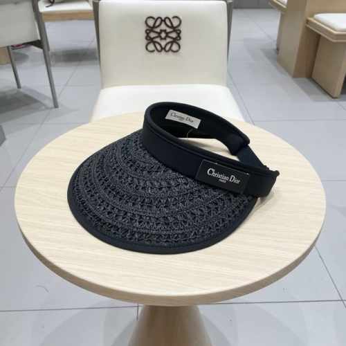 迪奥 Dior 春夏编织空顶草帽 那么多人喜欢不是没有原因的 好戴不勒头 发箍式的空顶帽 看上去小小的帽型 由于弧度和裁剪的设计 日常遮阳足矣~比一般棒球帽遮阳