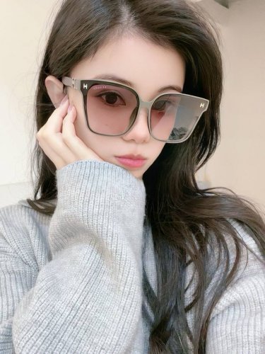 爱马仕 经典的方框设计，不挑脸型，无论搭配大衣还是连衣裙都非常显气质镜片预防紫外线 型号：H0503