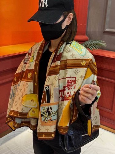 Lv 上新 路易威登 一款值得品细节的高货 抠细节，从一个小块的配色去打败市场货 140方巾 二个配色 欢迎对比市场普通货细节