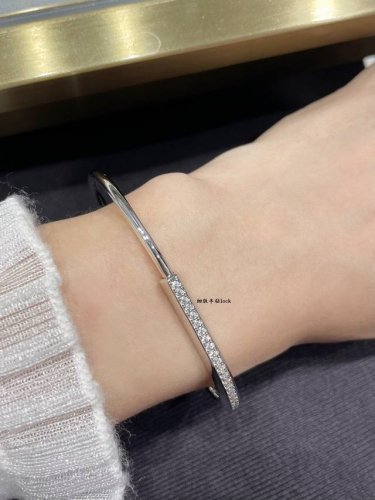 P270 V金材质 2140420 Tiffany 蒂芙尼细版半钻Lock锁头手镯Tiffany 新款Lock系列 极简风格任何首饰皆可搭配扣环利用“挂锁”机制