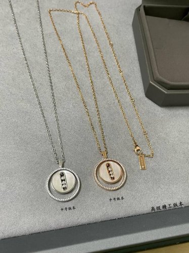 v金材质 梅西卡中号圆形白贝母晃动项链，最经典的Move系列，有着很美好的寓意，代表着“无论过去，今天亦或未来，爱永远都在”。