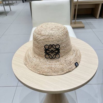 loewe罗意威 春夏新品草编帽 升级版今年重工提升采用进口细小拉菲草 编织而成 ， 买过拉菲草帽的宝们应该都知拉菲草材料越细成本就越贵。 进口拉菲草草帽 牛皮