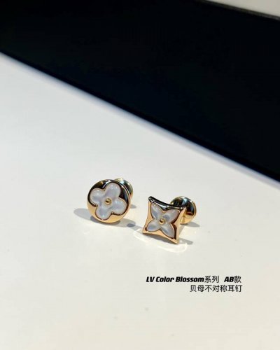 p价 lv Color Blossom系列 白贝不对称耳钉 Ab款 v金材质制作 工艺细腻 细节完美 美丽的花朵在白色珍珠母贝上绽放璀璨的玫瑰金 花朵均为手工打