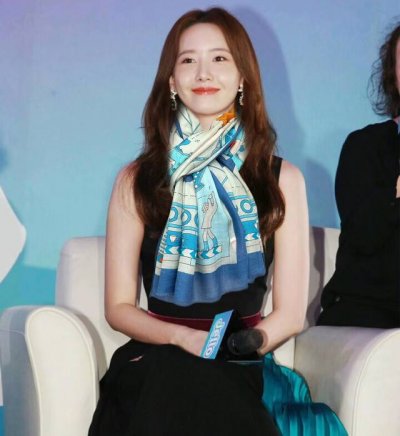 2009 爱码士 家最新款顶级设计太美了，真心赞 戒指绒长巾 实物真心美 披肩配以印花无论设计喷绘都是非常到位细节都可见整个围巾给人大牌气场的同时又非常精致高端