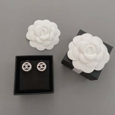 我们出品 香圆形满钻菱格耳钉 ZP4000 重磅推荐 真的太好看了 美爆了 经典的设计永远的那么深得我心 戴上既温柔又极具富贵气质 妥妥的名媛白富美 非常的有质