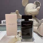 专柜品质 Narciso 纳西素 她的同名女士淡香水100Ml 黑瓶 属性：女香 香调：木质花香调 前调：桂花 橙花 香柠檬 中调：麝香 琥珀 后调：香根草 香