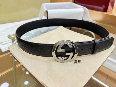 互扣式双G以亮光调配件亮眼呈现，致敬品牌悠久传承。这款腰带以黑色Gg Supreme帆布匠心打造。 黑色Gg Supreme帆布 黑色皮滚边 本款腰带适用低腰和