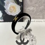 特 配专柜包装 Celine 赛琳 最新丝绒发箍 官网同款 小仙女快入手 特殊材质 不嘞头 可盐可甜～