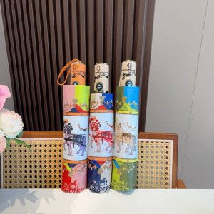 爱马仕 Herm S 新款 极品H家三折自动伞重磅呈现 以其精湛的工艺技术和源源不断的想像力 新涂层技术伞布 带来令人惊喜的遮光效果 让防晒及隔热性能更优保障