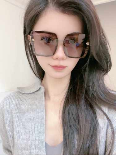 Chanel 香奈儿 2025新款潮流爆款 时尚方框太阳镜 佩戴舒适 网红潮款墨镜 女士高清加厚偏光太阳镜 高品质Tr镜框 型号Ch9990