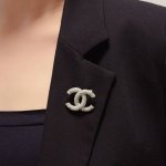 chanel小香 最新款高版本银色满钻香奈儿胸针 是最懂女人的饰物 那些倾注了全部心血去做自己的女人 往往更珍惜胸针的意义 香奈儿女士把胸针别在帽子上 并告诉那