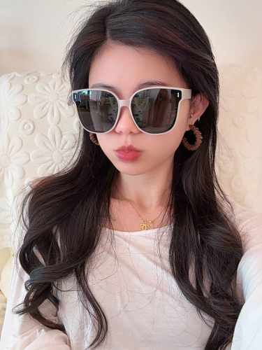 Gucci 2025开春新款 潮流爆款 时尚方框太阳镜 高品质 佩戴舒适 网红潮款墨镜 型号：G7492