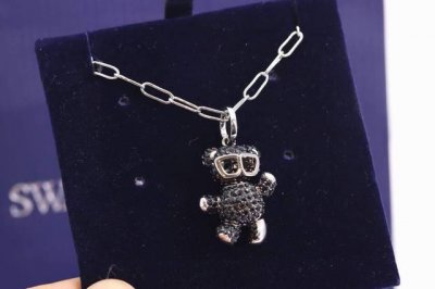 施华洛世奇项链Swarovski 闪耀泰迪熊 黑色心动小熊项链 情侣款！心动小熊，点缀颈间的个性魅力 设计灵感源自可爱泰迪熊造型，以跳动的仿水晶巧妙诠释，扑闪灵
