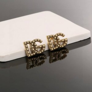 D&G 杜嘉班纳Dg徽标坠饰耳环 为造型添染华丽雅致 字母镀金黄铜耳环 写意时髦复古美学 刚柔并济间 让熠熠光芒于耳畔荡漾耳钉