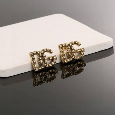 D&G 杜嘉班纳Dg徽标坠饰耳环 为造型添染华丽雅致 字母镀金黄铜耳环 写意时髦复古美学 刚柔并济间 让熠熠光芒于耳畔荡漾耳钉