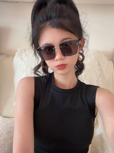 香奈儿 2025开春新款 潮流爆款 时尚方框太阳镜 高品质 佩戴舒适 网红潮款墨镜 女士高清太阳镜 高品质Tr镜框 型号：Ch5550