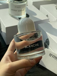 专柜品质 3收藏家版本-白色浪漫 限定的白盖子太好看啦！！！巨显高级白盖子透明无贴纸的瓶身和香水想要呈现出来的感觉一模一样！整体闻起来是皂感与温柔的白玫瑰相融后
