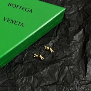 Bottega Veneta Bv耳钉 金属感十足 特别特别赞 整体细节非常令人惊喜 设计感十足 必须为世家的设计点个大大的赞 不仅带出个人自信及品味 款式典雅