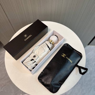 Chanel 香奈儿 珍珠手柄配皮套伞套 新款 五折 折叠晴雨伞 时尚原单代工品质 细节精致 看得见的品质 打破一成不变 色泽纯正艳丽！