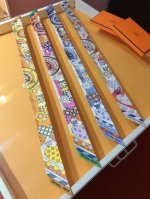 phms2333 爱马仕 Les Murmures De La Foret 丝带 顶级斜纹真丝打造 超精细的印花 字迹非常清晰 绝对是送礼自用的首选丝带既可绕于