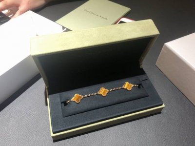 天然虎眼石成本偏高 1968年面世的首款Alhambra珠宝 其设计独特 隽永典雅 教人一见倾心 这些幸运的标志从四叶幸运图案汲取灵感 并配以黄K金圆珠饰边 高