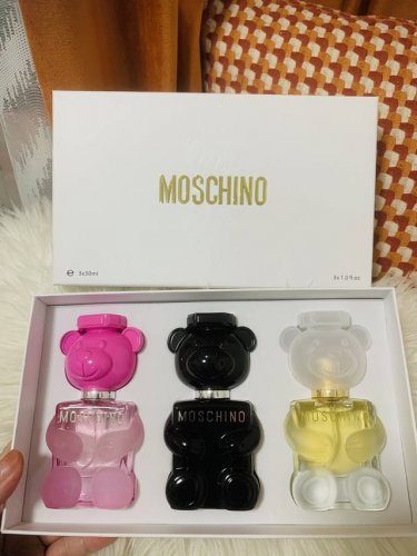 专柜品质 梦仙奴泰迪熊中样香水3件套套装内含:白熊30Ml 黑熊30Ml 粉熊30Mlmoschino梦仙奴又萌又酷的小熊男士香 水绝对是香水控的必备单品 性价