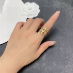 小香风Chanel双C字母中古套装戒指又一爆款来袭！也是一眼就会让人爱上的一款戒指！专柜最新款！此款不得不着重推荐一下，真的非常显气质的一个款式！大爱款！纯手工