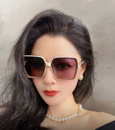香奈儿 2025开春新款太阳镜 各路网红纷纷带起气场满分 俏皮甜美.上脸效果更佳.金属质感超好 型号：Ch0201