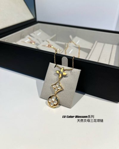 p价 Lv Color Blossom系列 贝母三花项链 v金材质制作 工艺细腻 细节完美 美丽的花朵在白色珍珠母贝上绽放璀璨的玫瑰金光 打磨岀这些精致的曲线与
