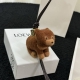 P200-新品 罗意威Loewe 毛毡和牛皮革博美犬挂饰 挂件 毛毡造型挂饰，饰有牛皮革环带和Anagram骰子。 采用进口小牛皮 可挂于包包，其萌趣、可爱的造