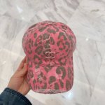 Chanel香奈儿新款棒球帽 节假日旅游带它出去美美哒 中古款哟.这种帽子不容易撞款 现货
