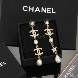 Chanel 新款！！！长款耳坠 Z批代购品质 原版材质 非常时尚的一款耳钉 俏皮可爱活力满满 S925银针 色彩搭配很靓丽 不会显得过于压抑 佩戴效果美的很