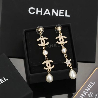 Chanel 新款！！！长款耳坠 Z批代购品质 原版材质 非常时尚的一款耳钉 俏皮可爱活力满满 S925银针 色彩搭配很靓丽 不会显得过于压抑 佩戴效果美的很